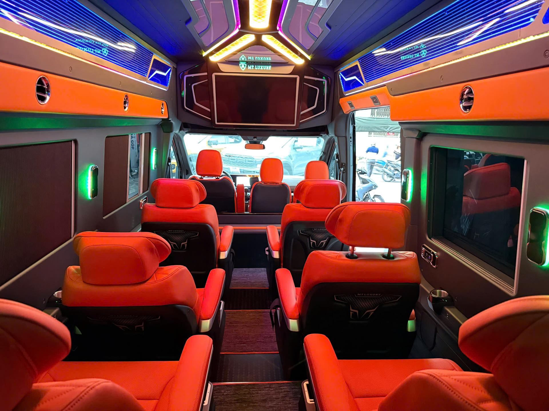 Transit Limousine 2025